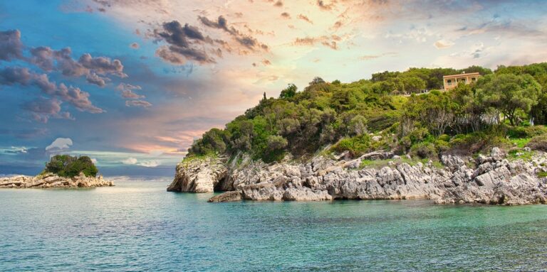 Olcsó 10 napos utazás Korfura 62.055 Ft-tól repülővel szállással