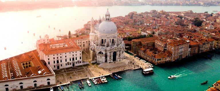 Velence olcsó utazás repülővel 2026